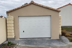 Garage double en béton enduit